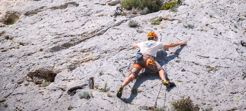 Escalade et plein air dans les Alpilles : le guide pratique depuis Orgon et La Vallée Heureuse